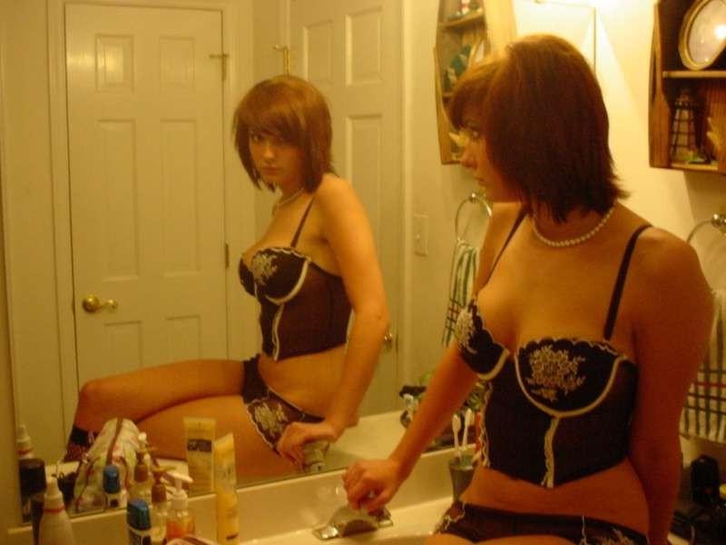 18P Hot lingerie models posing