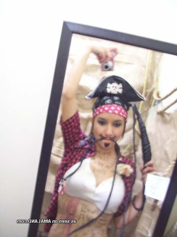 16P Picture set of a selfshooting GF in a pirate's costume