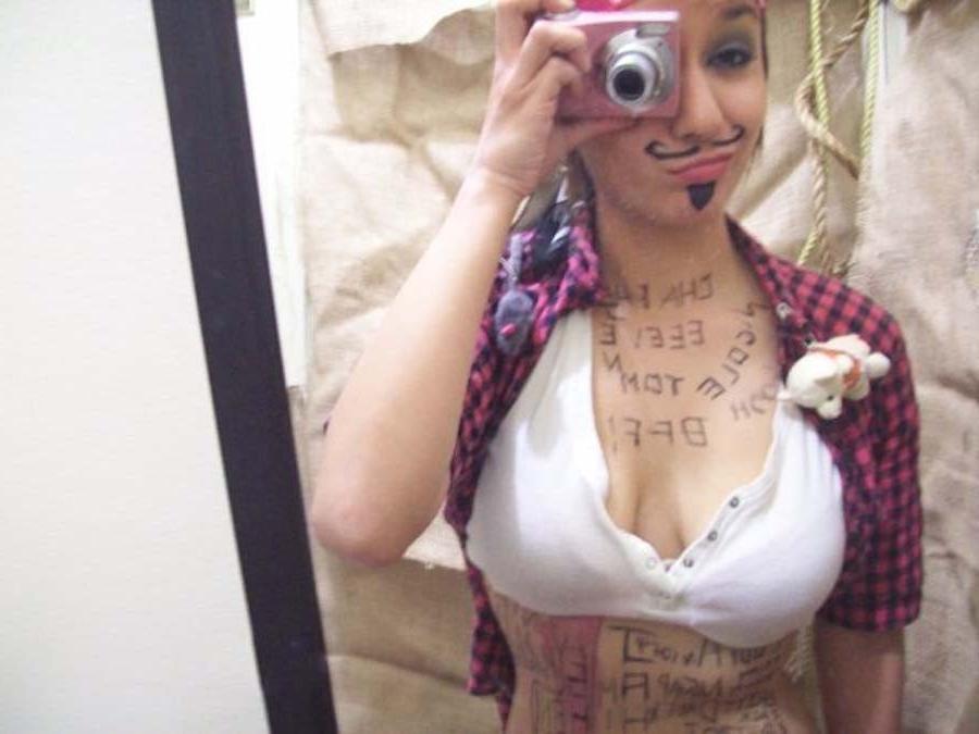 16P Picture set of a selfshooting GF in a pirate's costume