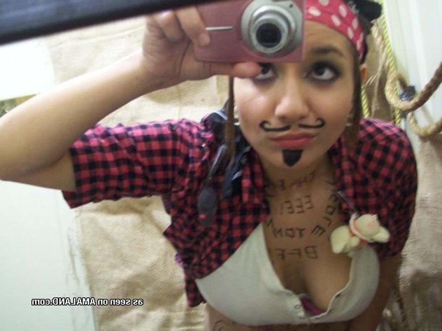 16P Picture set of a selfshooting GF in a pirate's costume