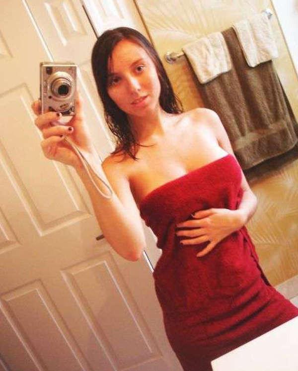 16P Pictures of a chick posing in her sexy two-piece suits