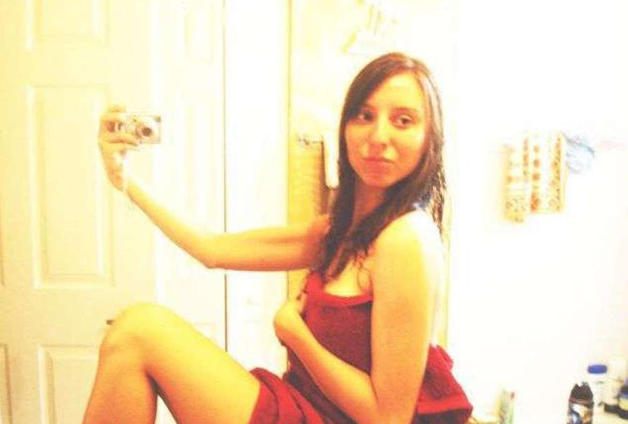 16P Pictures of a chick posing in her sexy two-piece suits