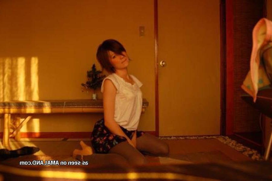 15P Picture set of hot ass amateur Leila who got playful on cam