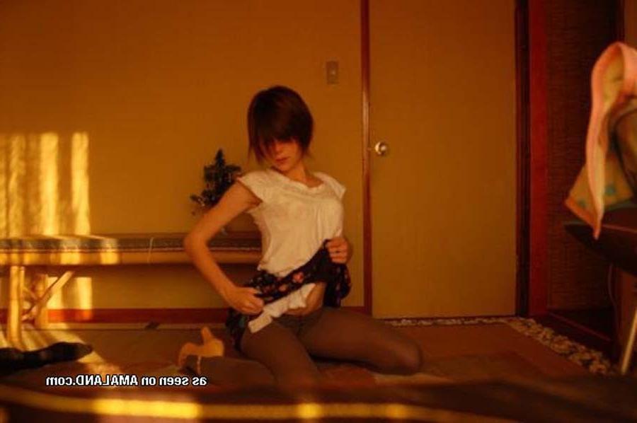 15P Picture set of hot ass amateur Leila who got playful on cam