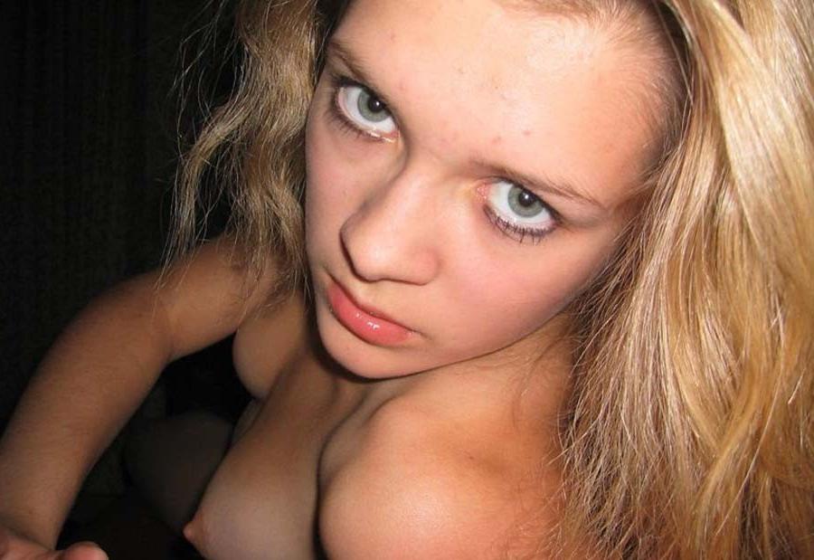 15P Picture gallery of an amateur hot chick who got naked