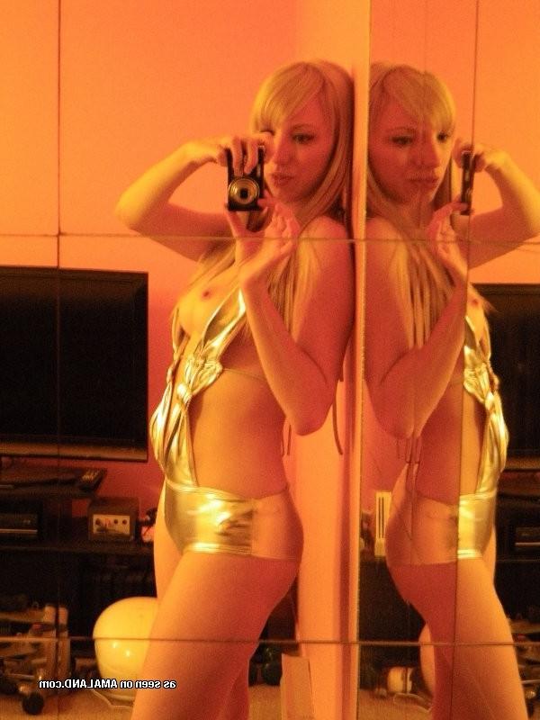 16P Picture gallery of a babe showing her yummy tits