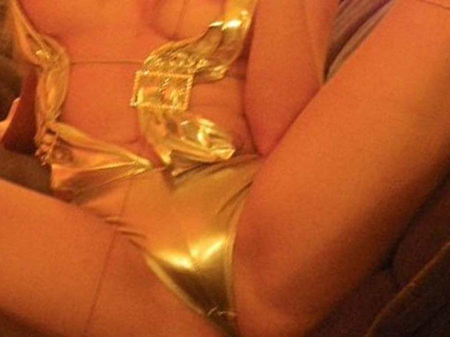 16P Picture gallery of a babe showing her yummy tits