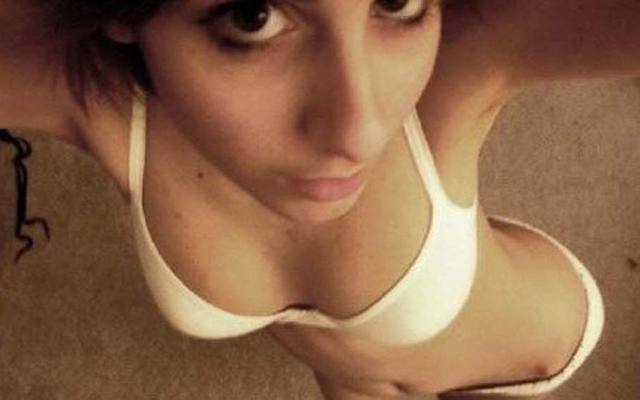 16P Picture set of a hot amateur petite chick selfshooting