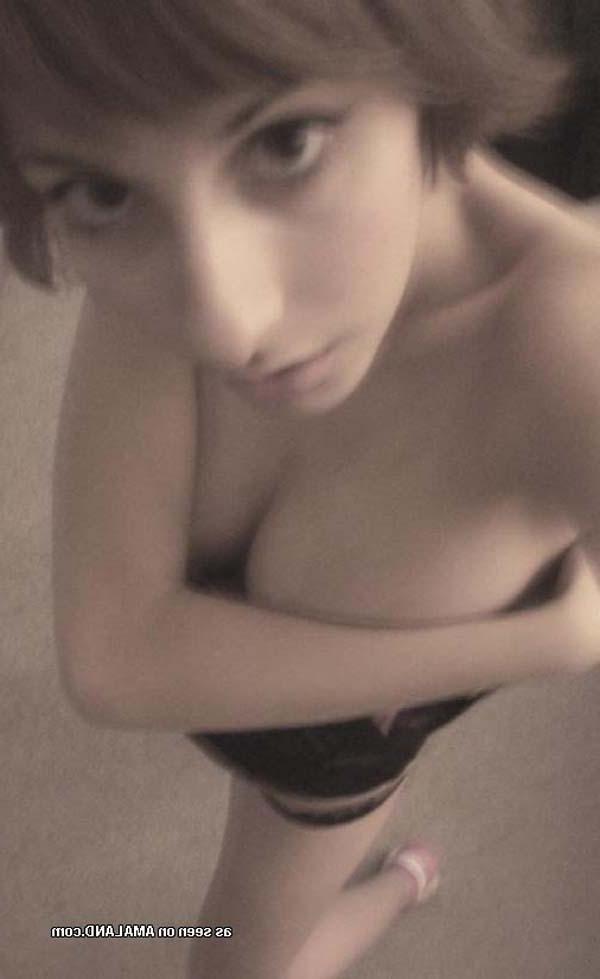 16P Picture set of a hot amateur petite chick selfshooting