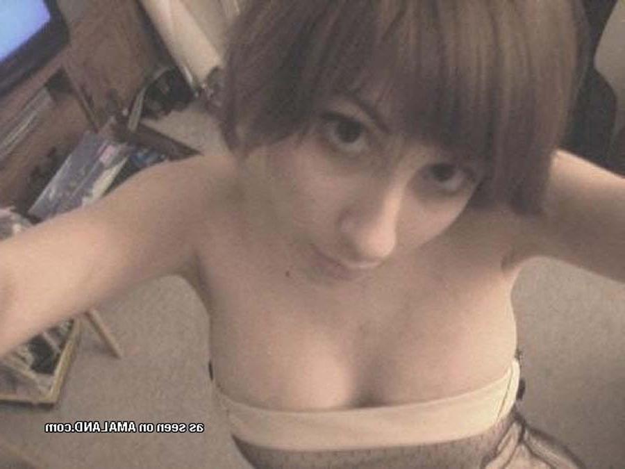 16P Picture set of a hot amateur petite chick selfshooting