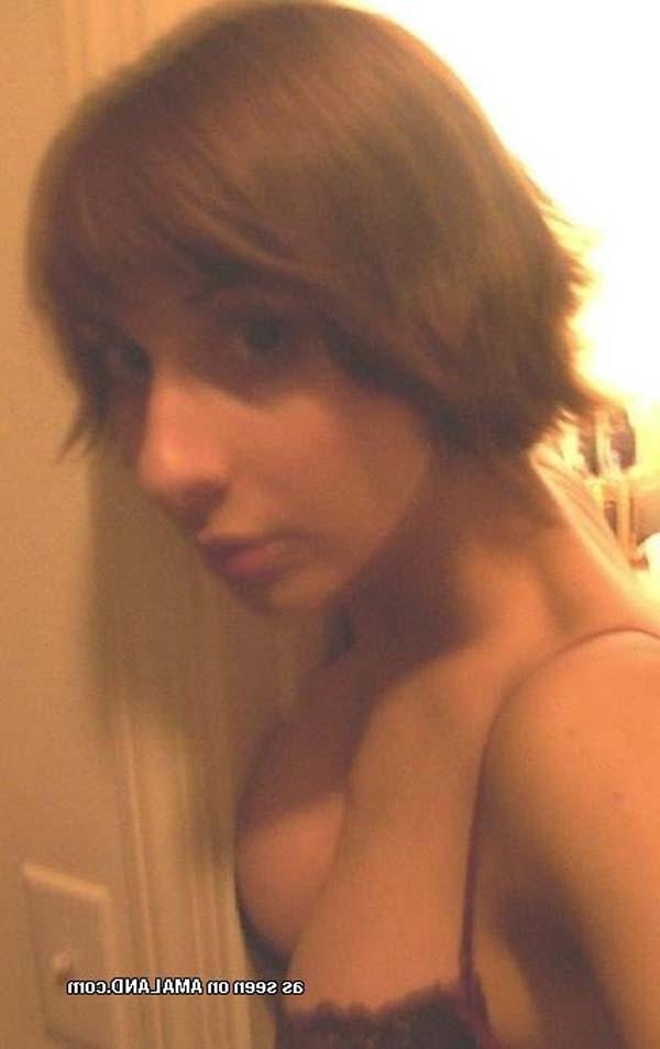 16P Picture set of a hot amateur petite chick selfshooting