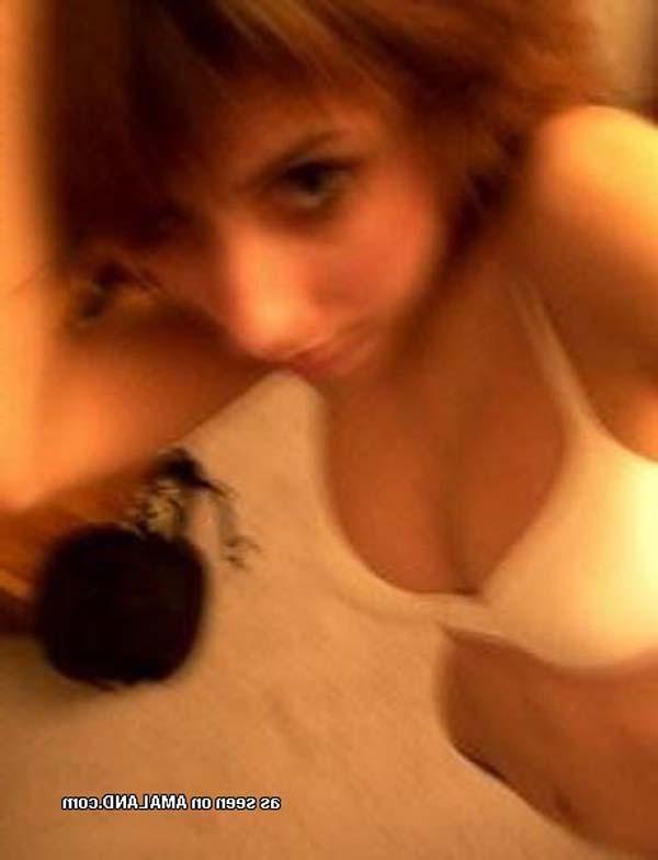 16P Picture set of a hot amateur petite chick selfshooting