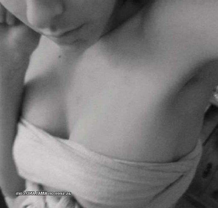 16P Picture set of a hot amateur petite chick selfshooting