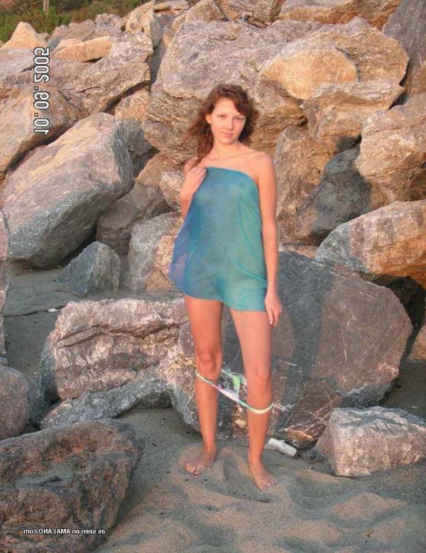 15P Collection of a steamy hot chick's outdoor photo shoot
