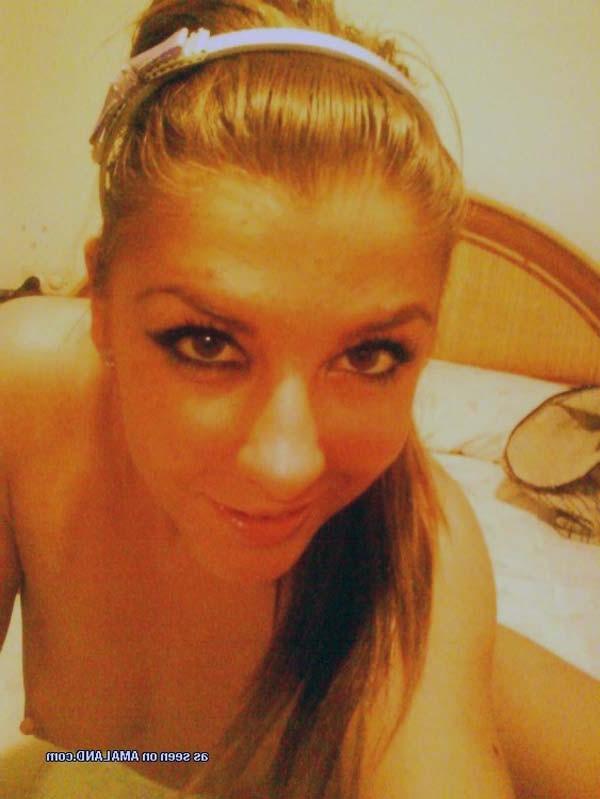 16P Picture gallery of two selfshooting naked babes