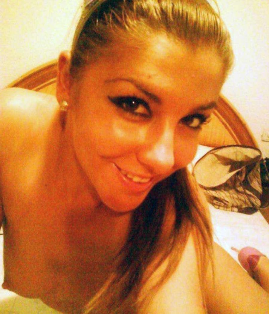 16P Picture gallery of two selfshooting naked babes