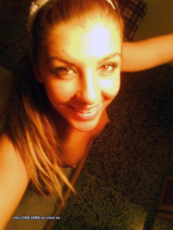 16P Picture gallery of two selfshooting naked babes