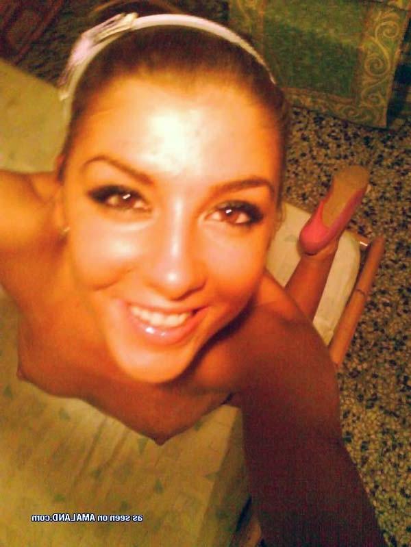 16P Picture gallery of two selfshooting naked babes