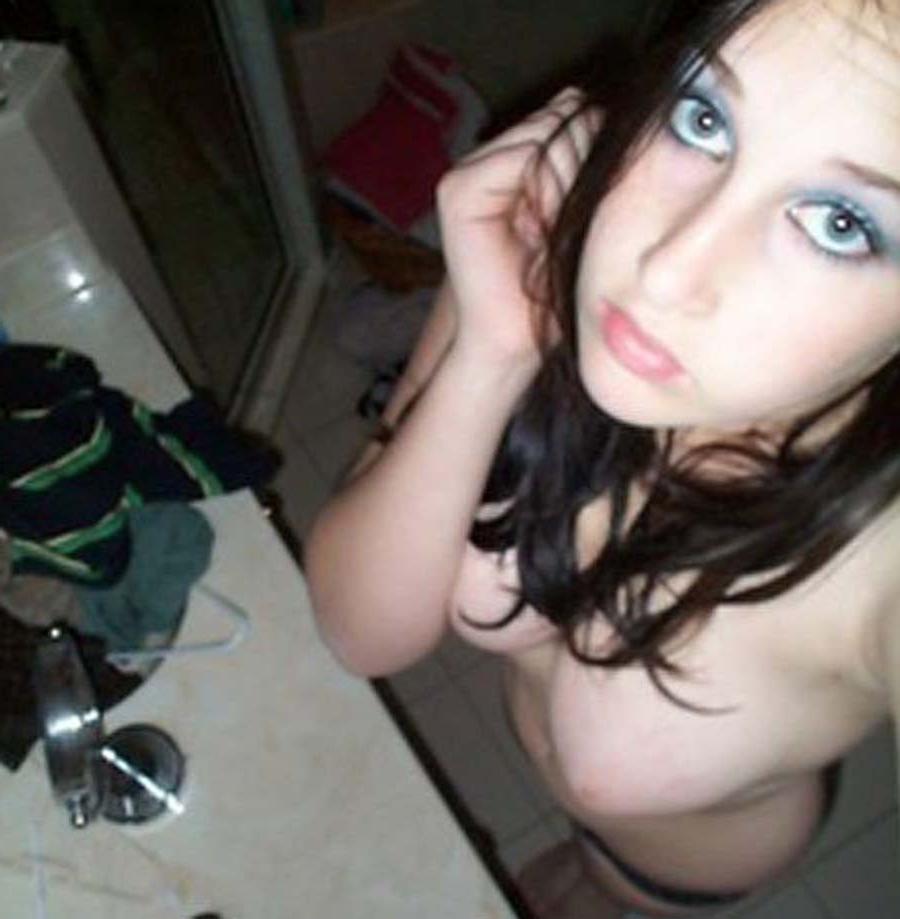 16P Photos of three amateur sexy GFs selfshooting