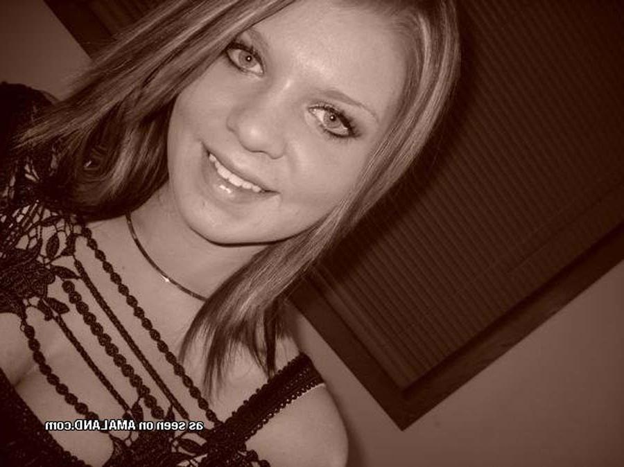 16P Flaming hot photos of pretty chicks camwhoring
