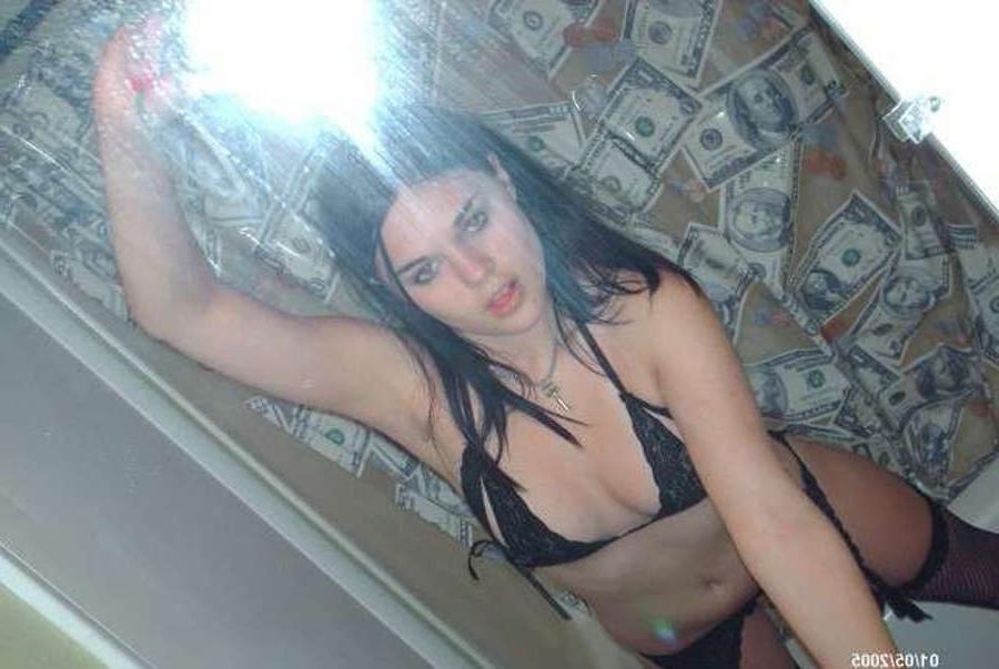 16P Pictures of a camwhoring babe in her black lingerie