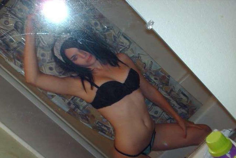 16P Pictures of a camwhoring babe in her black lingerie