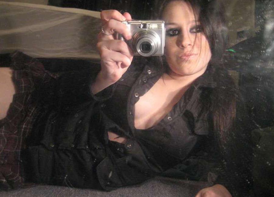 15P Pictures of a sultry sexy chick camwhoring