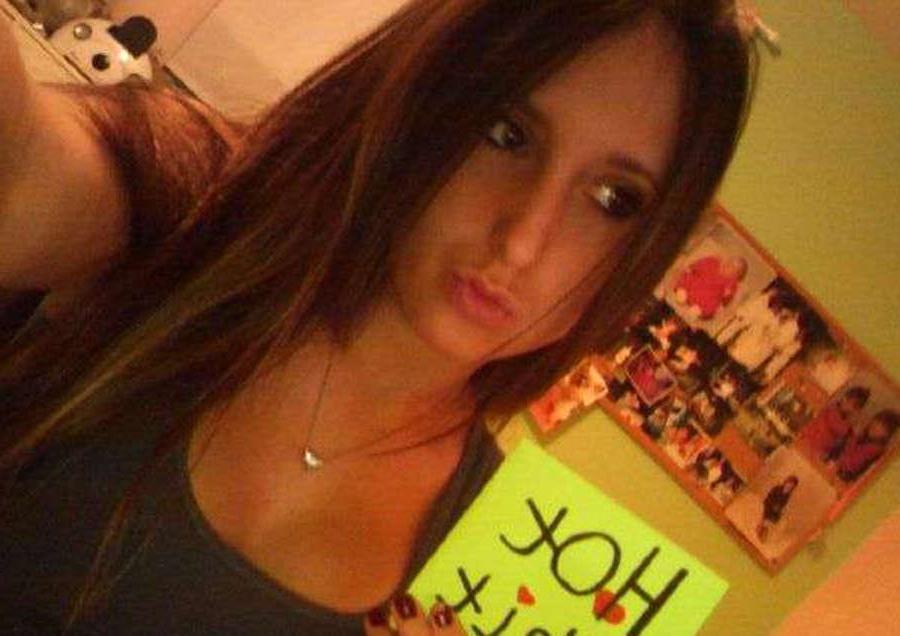 6P Pictures of a busty and vain amateur hottie
