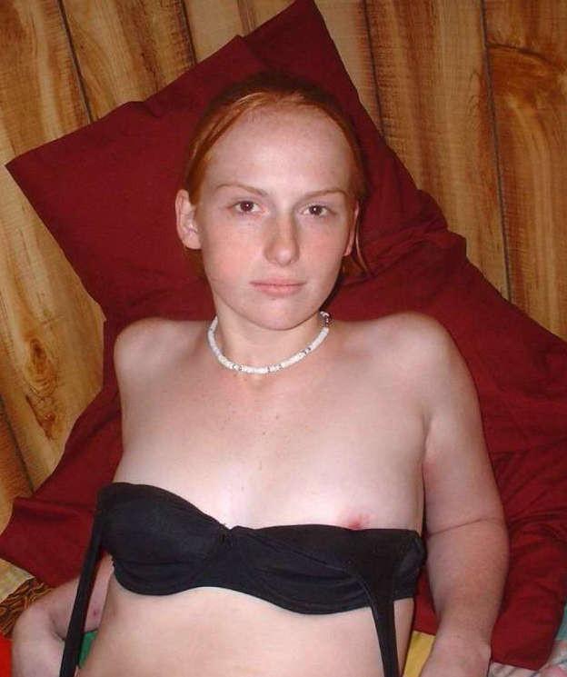 15P Pictures of hottie Caitlin posing naked