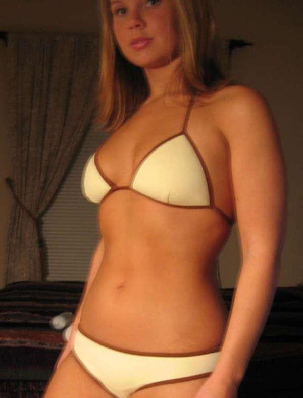 15P Pictures of a cutie displaying her tits and twat