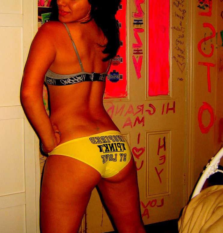 15P Photos of girlfriends posing sexy