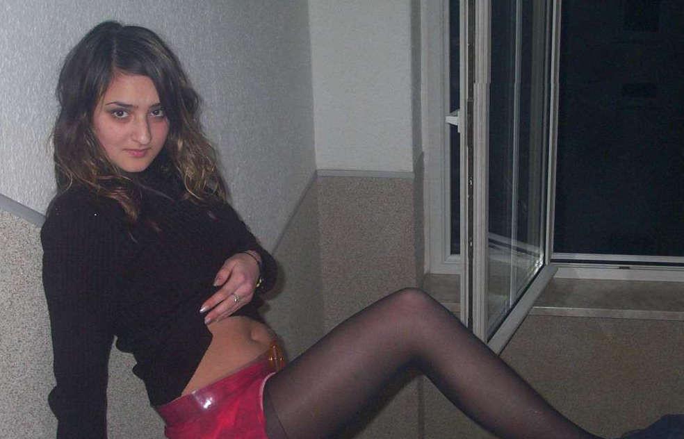 15P Pictures of an amateur busty hottie