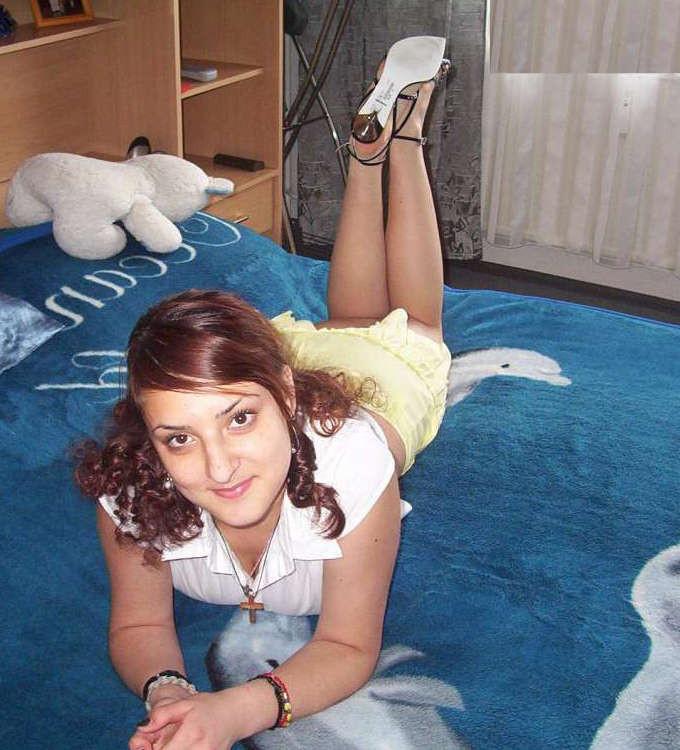 15P Pictures of an amateur busty hottie