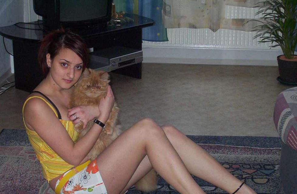 15P Pictures of an amateur busty hottie
