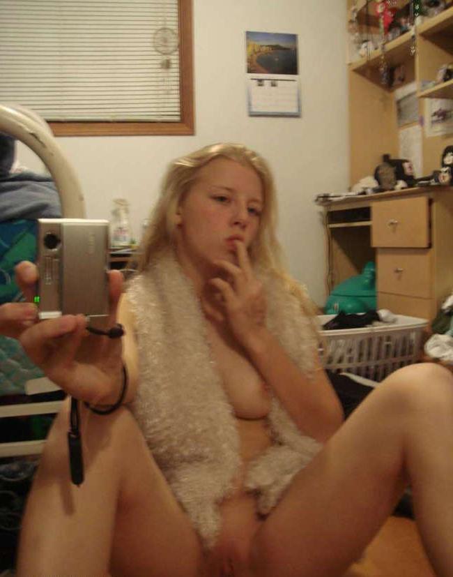 16P Pictures of self-shooting sexy girls