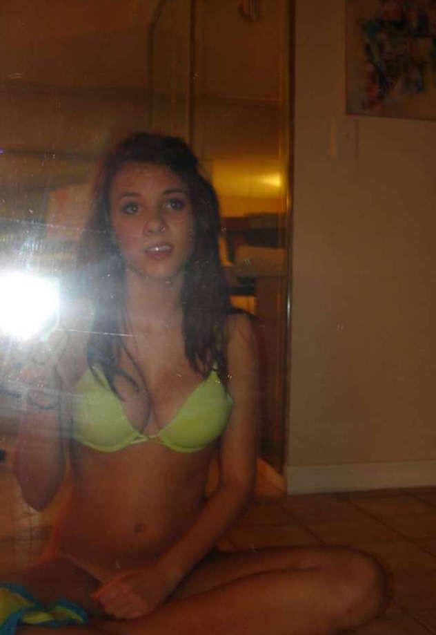 16P Pictures of self-shooting sexy girls
