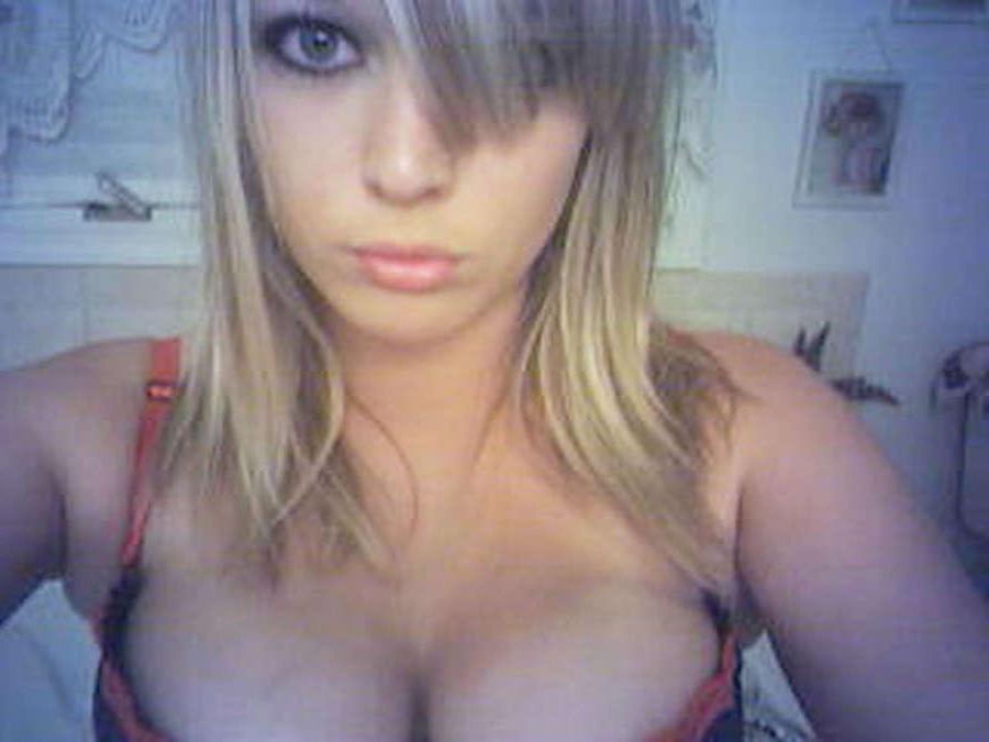 16P Pictures of self-shooting sexy girls