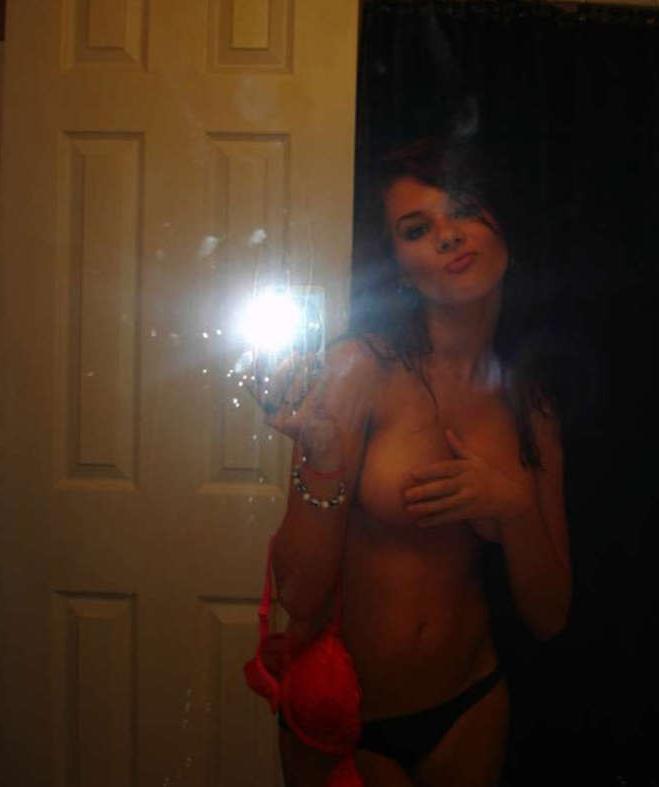 16P Pictures of self-shooting sexy girls