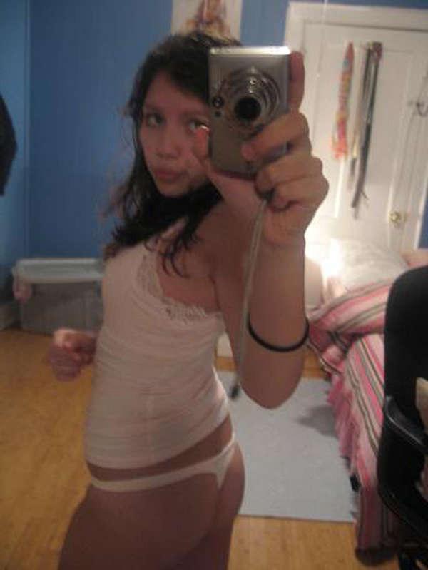 16P Photo set of self-shooting pretty girlfriends