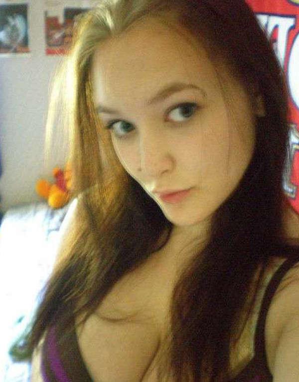 16P Photo set of self-shooting pretty girlfriends