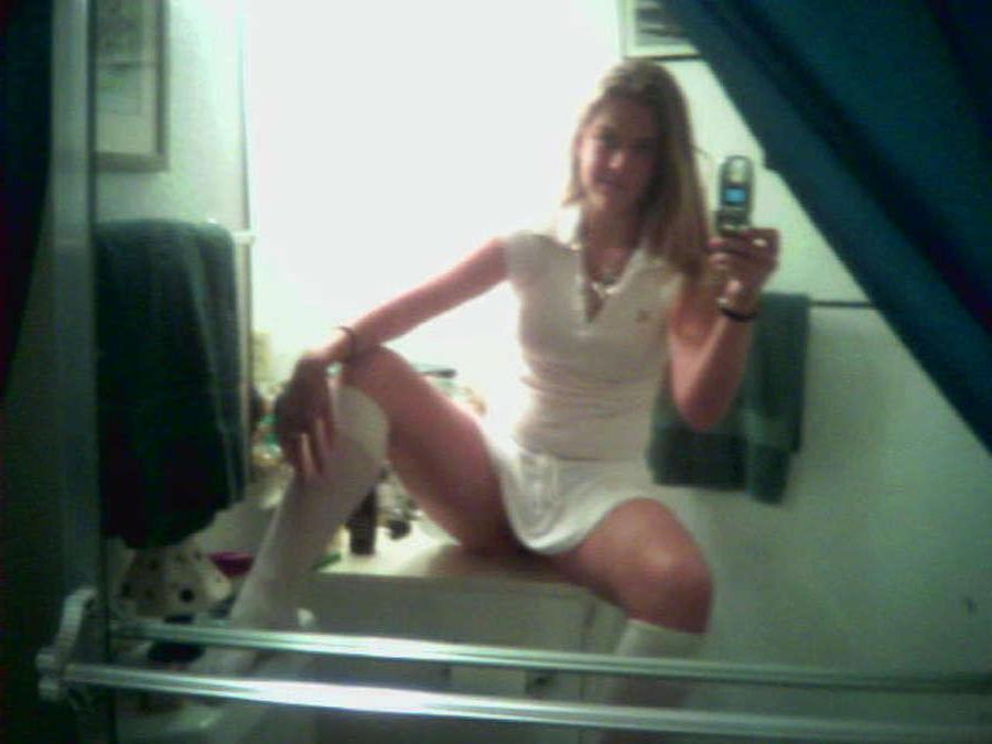 16P Photo set of self-shooting pretty girlfriends