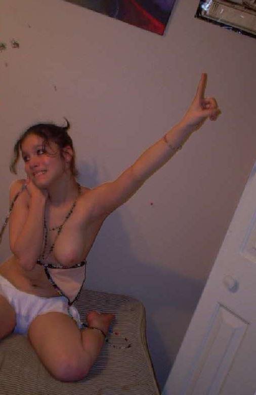 15P Nice collection of a busty naked teen's hot selfpics