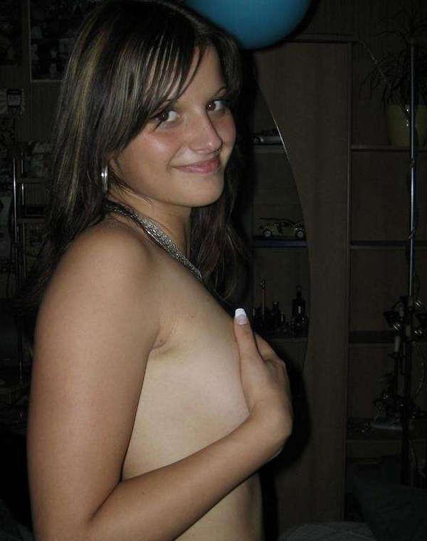16P Pictures of a hottie showing off her nice curves
