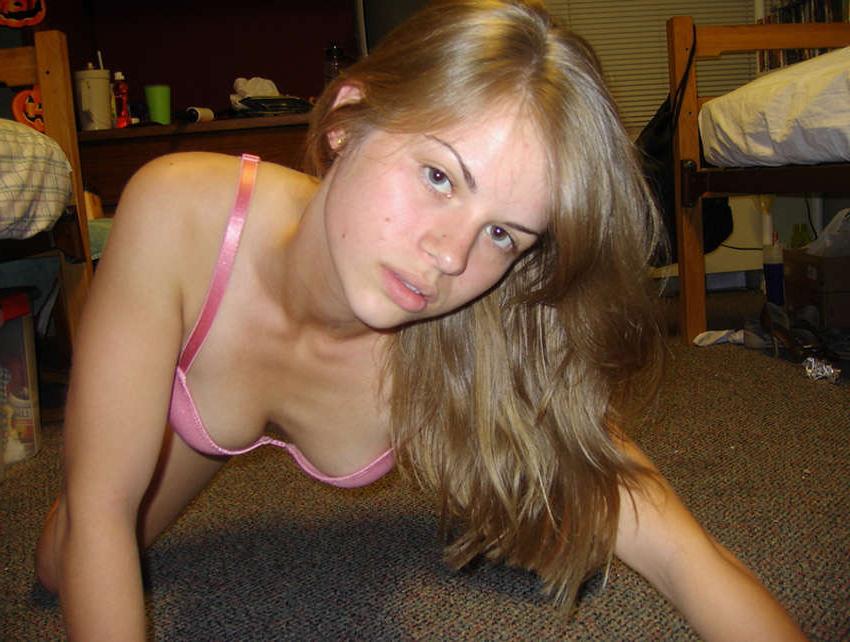 16P Pictures of a hot and sexy chick posing