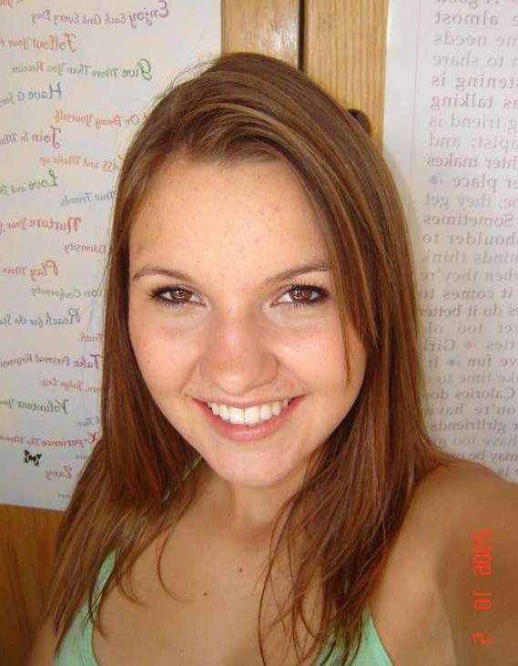 15P Pictures of a college babe with nice tits and ass