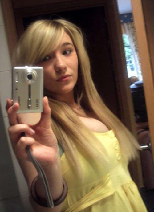 16P Pictures of gorgeous busty babes self-shooting
