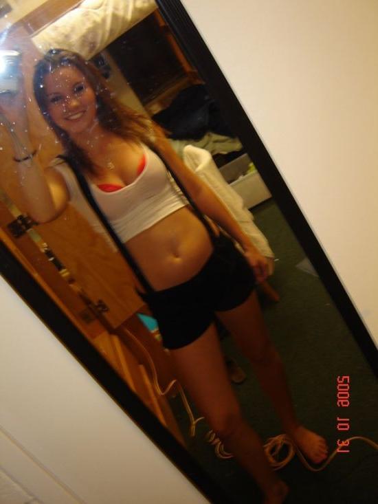 16P Pictures of gorgeous busty babes self-shooting