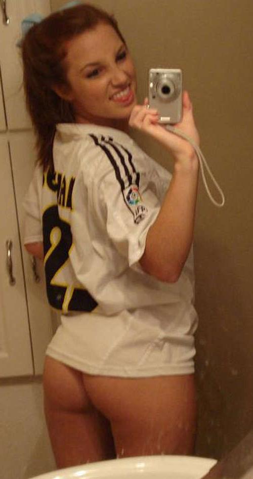 16P Photos of a naked sexy girl posing in her flat