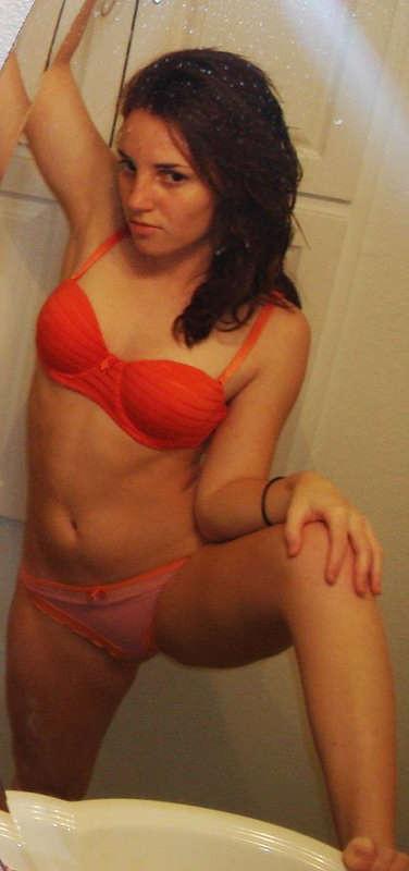 16P Photos of a naked sexy girl posing in her flat