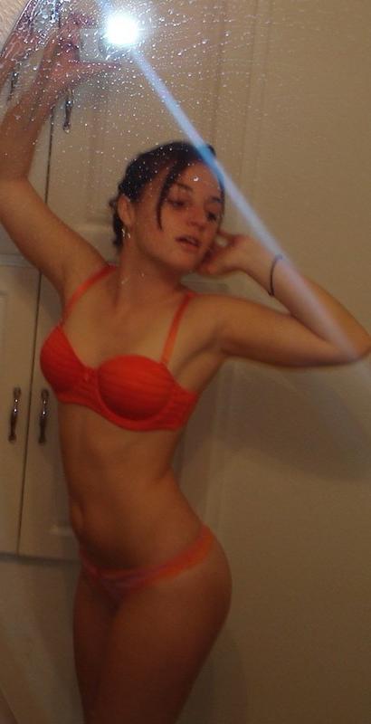 16P Photos of a naked sexy girl posing in her flat